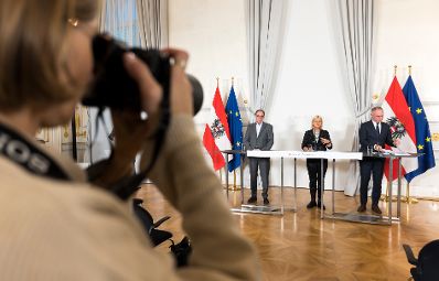 Am 8. November 2022 fand die Pressekonferenz zum Krisensicherheitsgesetz statt. Im Bild Bundesminister Johannes Rauch (l.), Bundesministerin Klaudia Tanner (m.) und Bundesminister Gerhard Karner (r.).