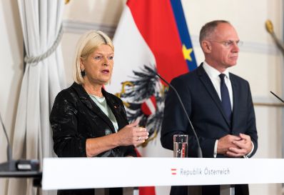 Am 8. November 2022 fand die Pressekonferenz zum Krisensicherheitsgesetz statt. Im Bild Bundesministerin Klaudia Tanner (l.) und Bundesminister Gerhard Karner (r.).
