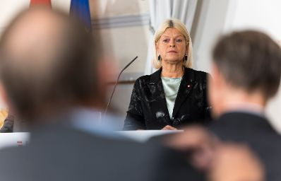 Am 8. November 2022 fand die Pressekonferenz zum Krisensicherheitsgesetz statt. Im Bild Bundesministerin Klaudia Tanner.