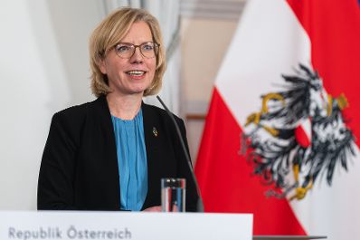 Am 07. Dezember 2022 nahmen Bundesministerin Leonore Gewessler (im Bild) und Bundesminister Norbert Totschnig am Pressefoyer nach dem Ministerrat teil.