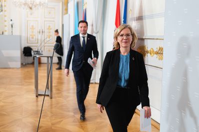 Am 07. Dezember 2022 nahmen Bundesministerin Leonore Gewessler (r.) und Bundesminister Norbert Totschnig (l.) am Pressefoyer nach dem Ministerrat teil.