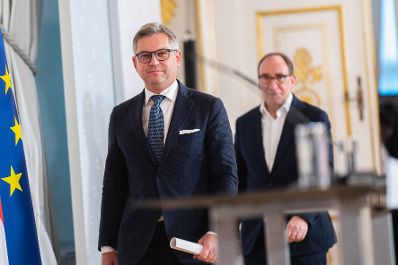 Am 14. Dezember 2022 nahmen Bundesminister Magnus Brunner (l.) und Bundesminister Johannes Rauch (r.) am Pressefoyer nach dem Ministerrat teil.