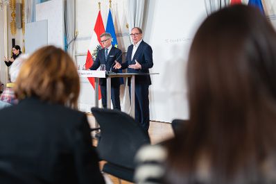 Am 14. Dezember 2022 nahmen Bundesminister Magnus Brunner (l.) und Bundesminister Johannes Rauch (r.) am Pressefoyer nach dem Ministerrat teil.