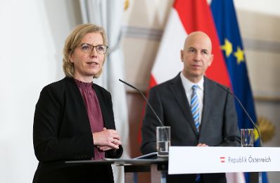 Am 22. Dezember 2022 nahmen Bundesminister Martin Kocher (r.) und Bundesministerin Leonore Gewessler (l.) an der Pressekonferenz zum Thema Unterstützung bei hohen Energiekosten und Energieeffizienz teil.