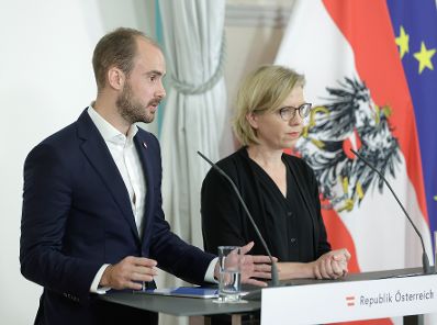 Am 18. Jänner 2023 nahmen Bundesministerin Leonore Gewessler (r.) und Staatssekretär Florian Tursky (l.) am Doorstep vor dem Ministerrat teil.