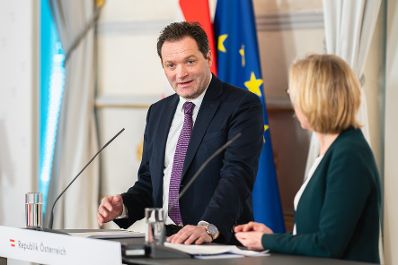 Am 15. Februar 2023 nahmen Bundesministerin Leonore Gewessler (r.) und Bundesminister Norbert Totschnig (l.) am Pressefoyer nach dem Ministerrat teil.