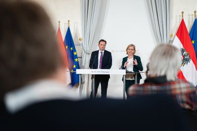 Am 15. Februar 2023 nahmen Bundesministerin Leonore Gewessler (r.) und Bundesminister Norbert Totschnig (l.) am Pressefoyer nach dem Ministerrat teil.