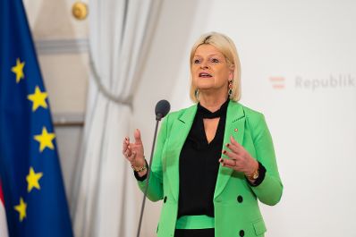 Am 05. Oktober 2022 nahm Bundesministerin Klaudia Tanner (im Bild) am Doorstep vor dem Ministerrat teil.