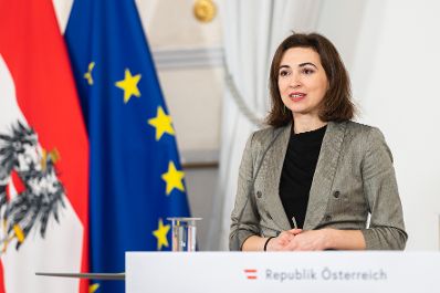 Am 22. Februar 2023 nahmen Bundesministerin Alma Zadic (im Bild) und die Präsidentin des Seniorenbundes Ingrid Korosec am Pressefoyer nach dem Ministerrat teil.