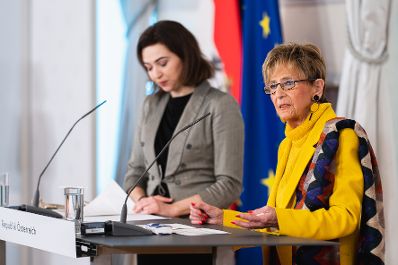 Am 22. Februar 2023 nahmen Bundesministerin Alma Zadic (l.) und die Präsidentin des Seniorenbundes Ingrid Korosec (r.) am Pressefoyer nach dem Ministerrat teil.