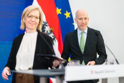 Am 1. März 2023 nahmen Bundesministerin Leonore Gewessler (l.) und Bundesminister Martin Kocher (r.) am Pressefoyer nach dem Ministerrat teil.
