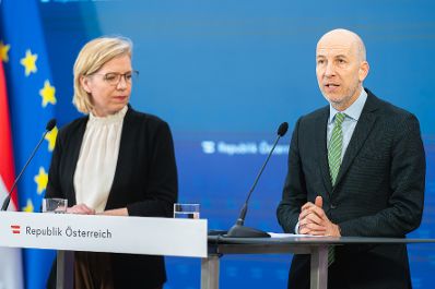 Am 1. März 2023 nahmen Bundesministerin Leonore Gewessler (l.) und Bundesminister Martin Kocher (r.) am Pressefoyer nach dem Ministerrat teil.