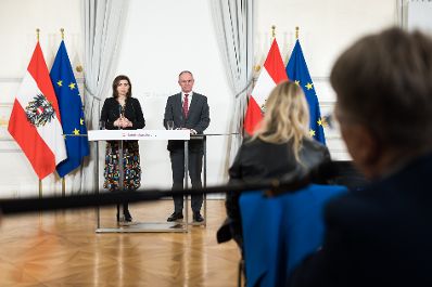 Am 8. März 2023 nahmen Bundesministerin Alma Zadic (l.) und Bundesminister Gerhard Karner (r.) am Pressefoyer nach dem Ministerrat teil.