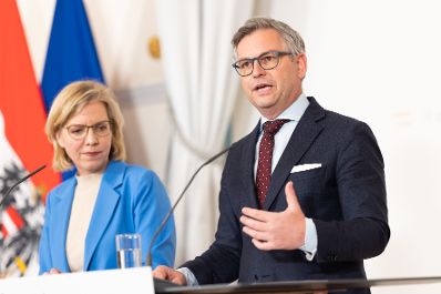 Am 15. März 2023 nahmen Bundesministerin Leonore Gewessler (l.) und Bundesminister Magnus Brunner (r.) am Pressefoyer nach dem Ministerrat teil.