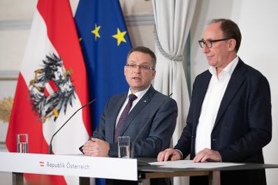Am 22. März 2023 nahmen Bundesminister Johannes Rauch (r.) und Klubobmann August Wöginger (l.) am Pressefoyer nach dem Ministerrat teil.