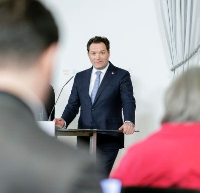 Am 12. April 2023 nahmen Bundesministerin Alma Zadic, Bundesminister Gerhard Karner und Bundesminister Norbert Totschnig (im Bild) am Pressefoyer nach dem Ministerrat teil.