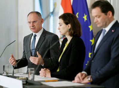 Am 12. April 2023 nahmen Bundesministerin Alma Zadic (m.), Bundesminister Gerhard Karner (l.) und Bundesminister Norbert Totschnig (r.) am Pressefoyer nach dem Ministerrat teil.
