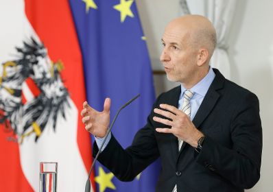 Am 26. April 2023 nahmen Bundesminister Johannes Rauch und Bundesminister Martin Kocher (im Bild) am Pressefoyer nach dem Ministerrat teil.