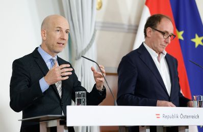 Am 26. April 2023 nahmen Bundesminister Johannes Rauch (r.) und Bundesminister Martin Kocher (l.) am Pressefoyer nach dem Ministerrat teil.