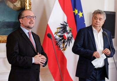 Am 3. Mai 2023 nahmen Vizekanzler Werner Kogler (r.) und Bundesminister Alexander Schallenberg (l.) am Doorstep vor dem Ministerrat teil.