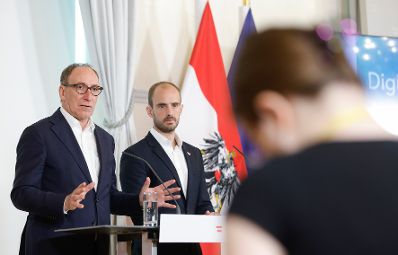 Am 1. Juni 2023 nahmen Bundesminister Johannes Rauch (l.) und Staatssekretär Florian Tursky (r.) am Pressefoyer nach dem Ministerrat teil.