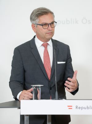Am 28. Juni 2023 nahmen Bundesminister Martin Kocher und Bundesminister Magnus Brunner (im Bild) am Pressefoyer nach dem Ministerrat teil.