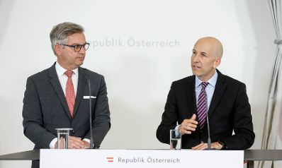 Am 28. Juni 2023 nahmen Bundesminister Martin Kocher (r.) und Bundesminister Magnus Brunner (l.) am Pressefoyer nach dem Ministerrat teil.