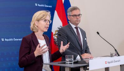 Am 5. Juli 2023 nahmen Bundesministerin Leonore Gewessler (l.) und Bundesminister Magnus Brunner (r.) am Doorstep vor dem Ministerrat teil.