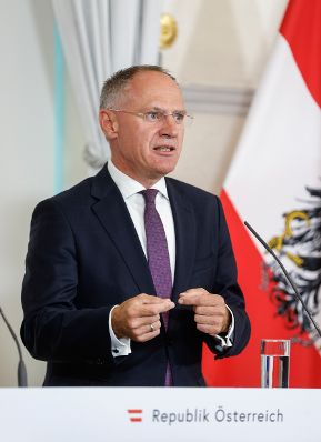 Am 6. September 2023 nahmen Bundesminister Johannes Rauch und Bundesminister Gerhard Karner (im Bild) am Pressefoyer nach dem Ministerrat teil.