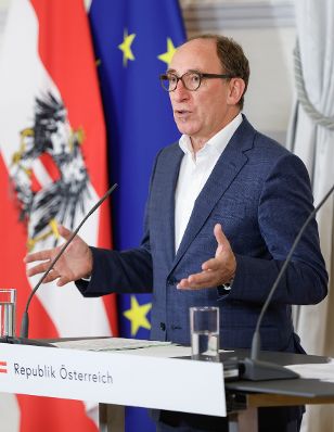 Am 6. September 2023 nahmen Bundesminister Johannes Rauch (im Bild) und Bundesminister Gerhard Karner am Pressefoyer nach dem Ministerrat teil.
