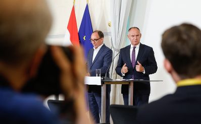 Am 6. September 2023 nahmen Bundesminister Johannes Rauch (l.) und Bundesminister Gerhard Karner (r.) am Pressefoyer nach dem Ministerrat teil.