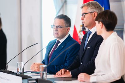 Am 27. September 2023 nahmen Bundesminister Magnus Brunner (m.), Klubobfrau Sigrid Maurer (r.) und Klubobmann August Wöginger (l.) am Pressefoyer nach dem Ministerrat teil.