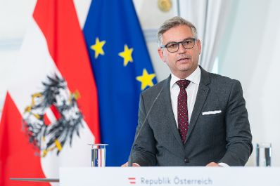 Am 4. Oktober 2023 nahmen Bundesminister Magnus Brunner (im Bild) und Bundesminister Johannes Rauch am Pressefoyer nach dem Ministerrat teil.