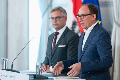 Am 4. Oktober 2023 nahmen Bundesminister Magnus Brunner (l.) und Bundesminister Johannes Rauch (r.) am Pressefoyer nach dem Ministerrat teil.