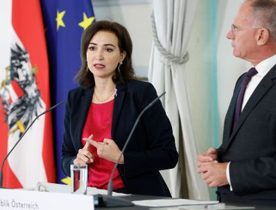 Am 11. Oktober 2023 nahmen Bundesministerin Alma Zadic (l.) und Bundesminister Gerhard Karner (r.) am Pressefoyer nach dem Ministerrat teil.