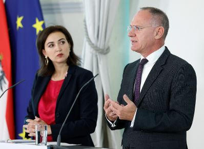 Am 11. Oktober 2023 nahmen Bundesministerin Alma Zadic (l.) und Bundesminister Gerhard Karner (r.) am Pressefoyer nach dem Ministerrat teil.