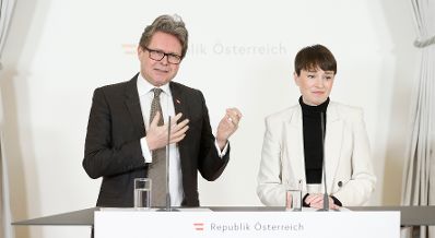 Am 10. Jänner 2024 nahmen Bundesminister Martin Polaschek (l.) und Klubobfrau Sigrid Maurer (r.) am Pressefoyer nach dem Ministerrat teil.