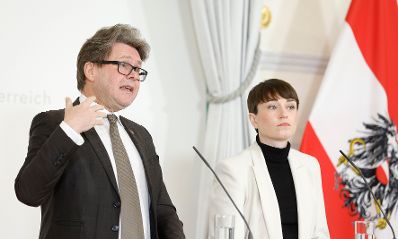 Am 10. Jänner 2024 nahmen Bundesminister Martin Polaschek (l.) und Klubobfrau Sigrid Maurer (r.) am Pressefoyer nach dem Ministerrat teil.