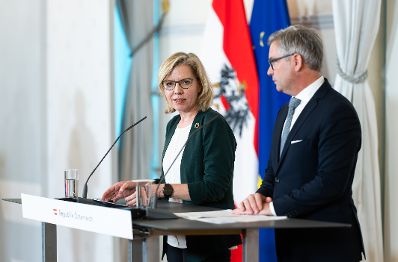 Am 24. Jänner 2024 nahmen Bundesministerin Leonore Gewessler (l.) und Bundesminister Magnus Brunner (r.) am Pressefoyer nach dem Ministerrat teil.