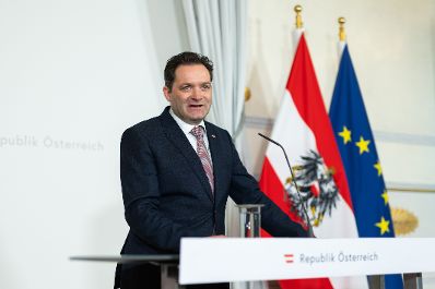 Am 14. Februar 2024 nahm Bundesminister Norbert Totschnig (im Bild) am Doorstep vor dem Ministerrat teil.