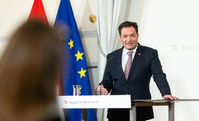 Am 14. Februar 2024 nahm Bundesminister Norbert Totschnig (im Bild) am Doorstep vor dem Ministerrat teil.