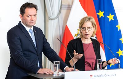 Am 21. Februar 2024 nahmen Bundesministerin Leonore Gewessler (r.) und Bundesminister Norbert Totschnig (l.) am Pressefoyer nach dem Ministerrat teil.