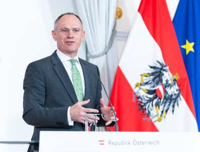 Am 21. Februar 2024 nahm Bundesminister Gerhard Karner (im Bild) am Doorstep vor dem Ministerrat teil.