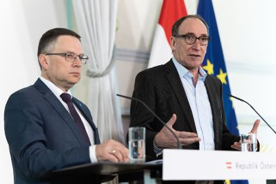 Am 13. März 2024 nahmen Bundesminister Johannes Rauch (r.) und Klubobmann August Wöginger (l.) am Pressefoyer nach dem Ministerrat teil.