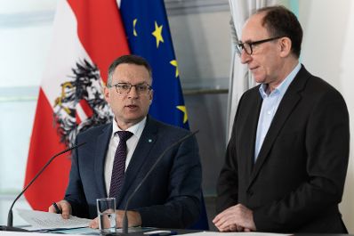 Am 13. März 2024 nahmen Bundesminister Johannes Rauch (r.) und Klubobmann August Wöginger (l.) am Pressefoyer nach dem Ministerrat teil.