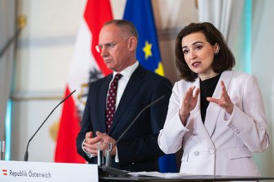Am 3. April 2024 nahmen Bundesministerin Alma Zadic (r.) und Bundesminister Gerhard Karner (l.) am Pressefoyer nach dem Ministerrat teil.