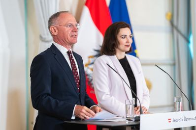 Am 3. April 2024 nahmen Bundesministerin Alma Zadic (r.) und Bundesminister Gerhard Karner (l.) am Pressefoyer nach dem Ministerrat teil.