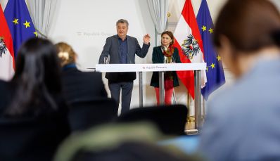 Am 10. April 2024 nahmen Vizekanzler Werner Kogler (m.) und Staatssekretärin Susanne Kraus-Winkler (m.r.) am Doorstep vor dem Ministerrat teil.