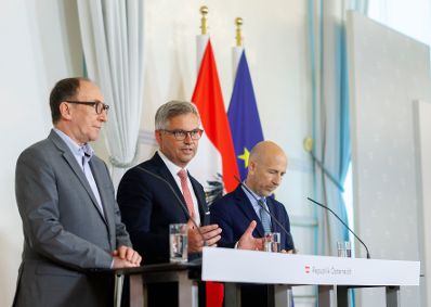 Am 10. April 2024 nahmen Bundesminister Magnus Brunner (m.), Bundesminister Martin Kocher (r.) und Bundesminister Johannes Rauch (l.) am Pressefoyer nach dem Ministerrat teil.