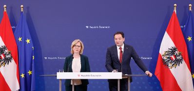 Am 15. Mai 2024 nahmen Bundesministerin Leonore Gewessler (l.) und Bundesminister Norbert Totschnig (r.) am Pressefoyer nach dem Ministerrat teil.